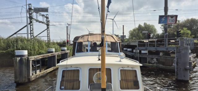 Eisenbahnbrücke (Drehbrücke), die eine Durchfahrtshöhe von 7.50 m erlaubt