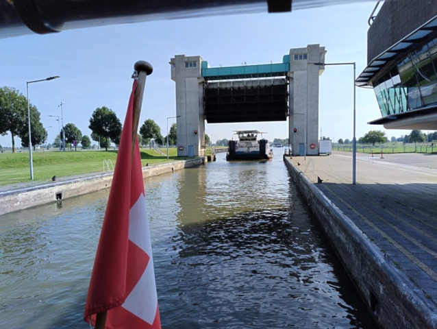 Arbeitsschiff vor der Schleuse Princes Maxima