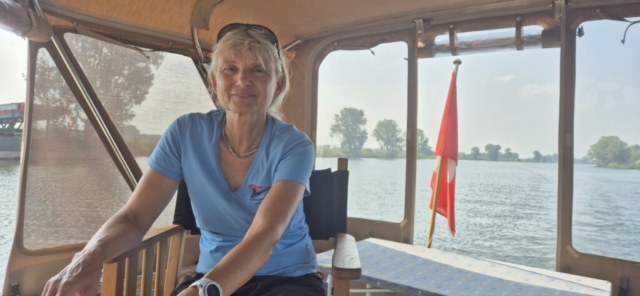 Brigitte am Steuerruder