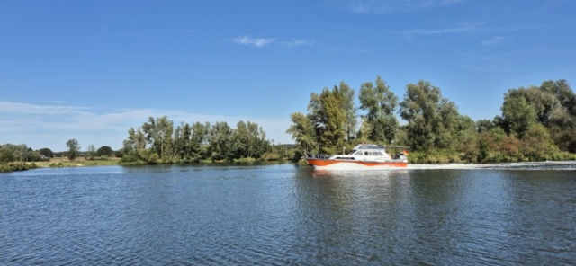 Hohe Welle an Backbordseite = Sehr schnell fahrendes Sportboot