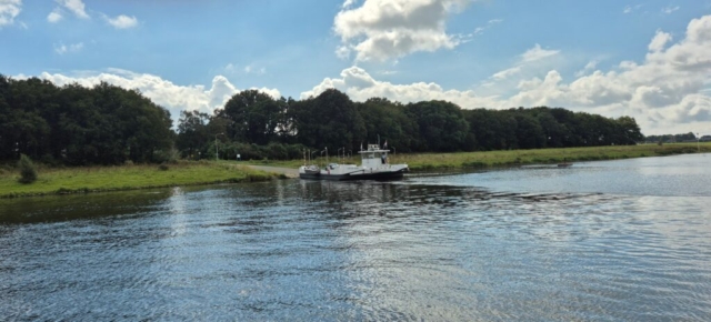 Fähre mit hochgezogenen Barrieren - Wir dürfen fahren