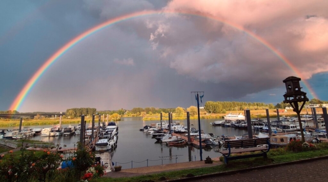 Jachthaven der Watersportvereniging De Maas mit Regenbogen