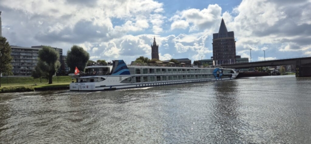 Viva Tiara, angelegt am Passagiersteg in Roermond