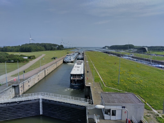 Verkehr in der Schleuse (Frachter und Kreuzfahrtschiffe)