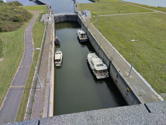 Sportboote in der Schleuse