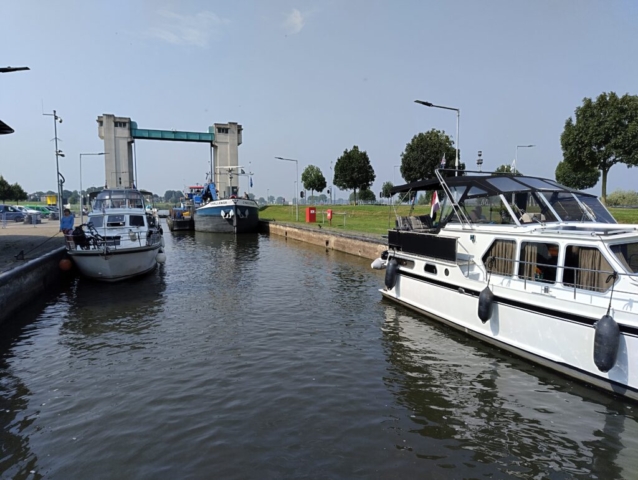 Arbeitsschiffe sind manchmal überbreit, deshalb Maschine langsam um eine Schiffslänge voraus!