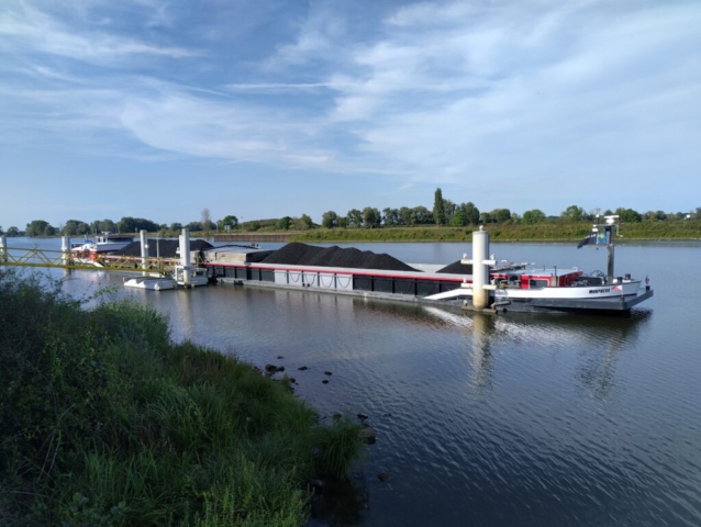Kohlefrachter im Unterwasser der Schleuse Sambeek