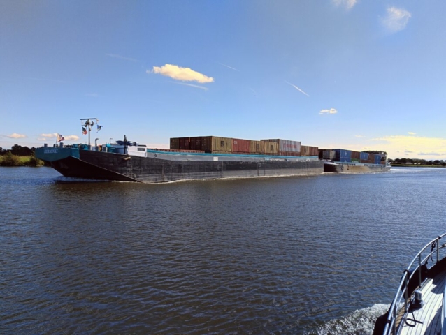 Ein Schubverband mit Containern - Dank AIS rechtzeitig auf dem Kartenplotter erkannt