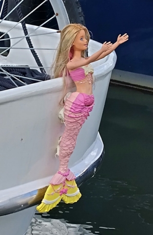 Hier hat ein Yachtbesitzer eine originelle Gallionsfigur gefunden (oder sie ihn)