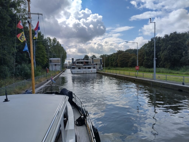 Wir fahren in die Roermond-Schleuse ein