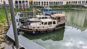 Taranaki und Linna im Hafen Isle d'Adam