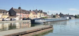 Sportbootschleuse neben Schleuse für Frachter