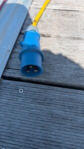 Kabel wartet auf Verlängerung